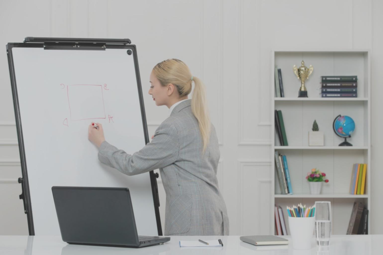 Teilnehmer in einer interaktiven Lernsituation zum Thema finanzielle Planung